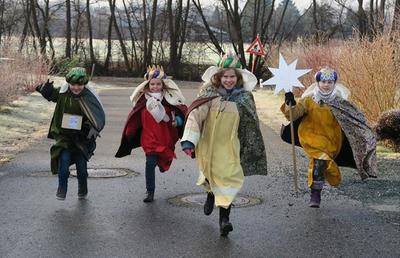So wie diese Sternsinger aus Großwilfersdorf sind jedes Jahr tausende Kinder und Jugendliche als Heilige drei König unterwegs.