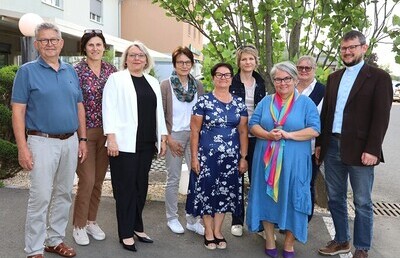 Karl Lenz (ganz links) mit dem Seelsorgeraum-Team und den Leiter:innen der Arbeitsgruppe.