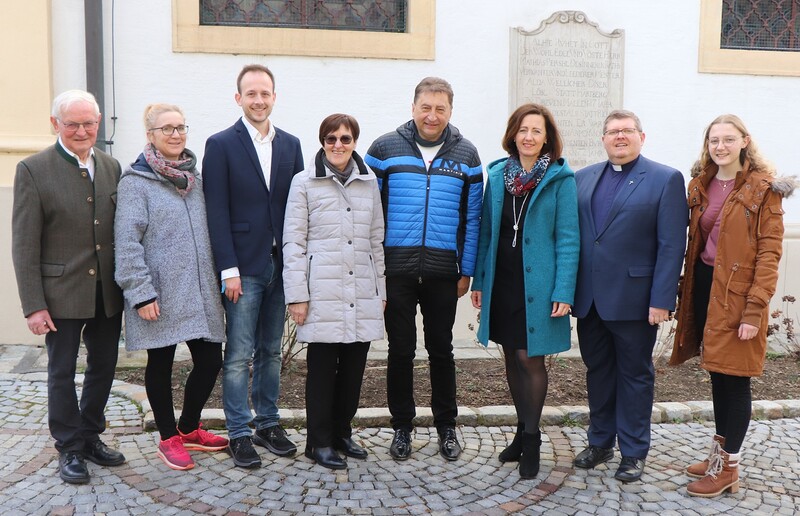 Text zum Foto: Seelsorgeraum-Steuerungsgruppe mit SR-Leiter Pfarrer Josef Reisenhofer (Mitte) und SR-Pastoralverantwortliche Andrea Schalk (3.v.r.)